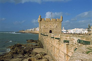 Ramparts and harbour gate, Essaouira, Morocco, North Africa, Africa