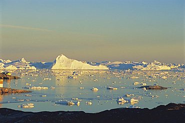 Coast near town of Ilulissat at 2.30 am enjoying the midnight sun in summer, west coast, Greenland, Polar Regions