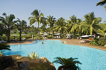 Swimming pool at the Leela Hotel, Mobor, Goa, India, Asia