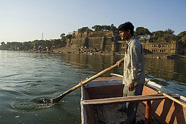 Shiva Hindu temple and Ahilya Fort Complex on banks of the Narmada River, Maheshwar, Madhya Pradesh state, India, Asia