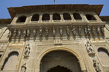 Shiva Hindu temple and Ahilya Fort Complex on banks of the Narmada River, Maheshwar, Madhya Pradesh state, India, Asia