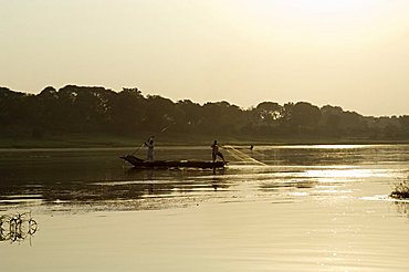 Fishermen on the Narmada river, Maheshwar, Madhya Pradesh state, India, Asia