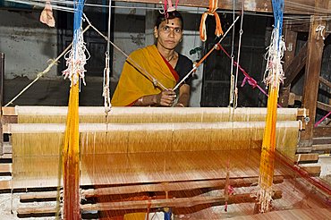 A woman weaving at one of the cooperatives in an area that is famous for its saris, Maheshwar, Madhya Pradesh state, India, Asia