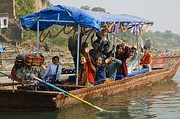 Local river taxi on the Narmada River, Maheshwar, Madhya Pradesh state, India, Asia