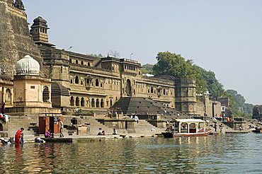 Shiva Hindu temple and Ahilya Fort Complex on banks of the Narmada River, Maheshwar, Madhya Pradesh state, India, Asia