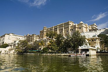 View of the City Palace and hotels from Lake Pichola, Udaipur, Rajasthan state, India, Asia