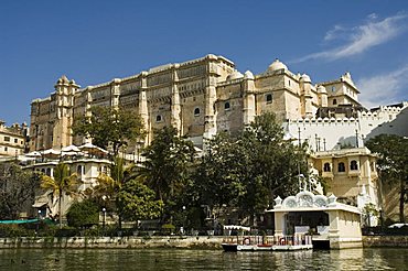 View of the City Palace and hotels from Lake Pichola, Udaipur, Rajasthan state, India, Asia