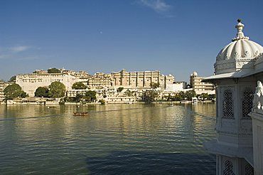 View of the City Palace and hotels from Lake Pichola, Udaipur, Rajasthan state, India, Asia