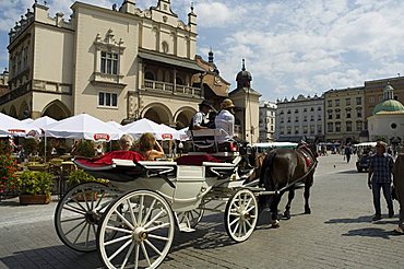 The Cloth Hall (Sukiennice), Main Market Square (Rynek Glowny), Old Town District (Stare Miasto), Krakow (Cracow), UNESCO World Heritage Site, Poland, Europe