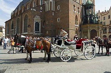 Horse and carriage in Main Market Square (Rynek Glowny), Old Town District (Stare Miasto), Krakow (Cracow), UNESCO World Heritage Site, Poland, Europe