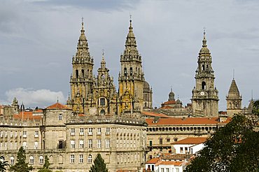 Santiago Cathedral with the Palace of Raxoi in foreground, UNESCO World Heritage Site, Santiago de Compostela, Galicia, Spain, Europe