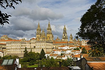 Santiago Cathedral with the Palace of Raxoi in foreground, UNESCO World Heritage Site, Santiago de Compostela, Galicia, Spain, Europe