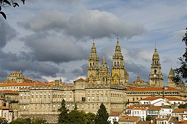 Santiago Cathedral with the Palace of Raxoi in foreground, UNESCO World Heritage Site, Santiago de Compostela, Galicia, Spain, Europe