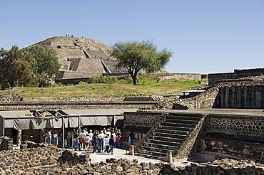 Palace of the Jaguars in foreground with Pyramid of the Moon beyond, Teotihuacan, 150AD to 600AD and later used by the Aztecs, UNESCO World Heritage Site, north of Mexico City, Mexico, North America