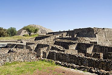 Ruins and Pyramid of the Moon beyond, Teotihuacan, 150AD to 600AD and later used by the Aztecs, UNESCO World Heritage Site, north of Mexico City, Mexico, North America