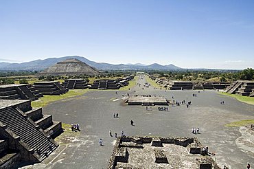 View from Pyramid of the Moon of the Avenue of the Dead and the Pyramid of the Sun beyond, Teotihuacan, 150AD to 600AD and later used by the Aztecs, UNESCO World Heritage Site, north of Mexico City, Mexico, North America