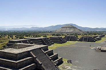 View from Pyramid of the Moon of the Avenue of the Dead and the Pyramid of the Sun beyond, Teotihuacan, 150AD to 600AD and later used by the Aztecs, UNESCO World Heritage Site, north of Mexico City, Mexico, North America