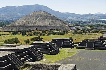 View from Pyramid of the Moon of the Avenue of the Dead and the Pyramid of the Sun beyond, Teotihuacan, 150AD to 600AD and later used by the Aztecs, UNESCO World Heritage Site, north of Mexico City, Mexico, North America