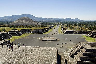 View from Pyramid of the Moon of the Avenue of the Dead and the Pyramid of the Sun in background, Teotihuacan, 150AD to 600AD and later used by the Aztecs, UNESCO World Heritage Site, north of Mexico City, Mexico, North America