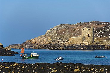 Tresco and King Charles Castle in background, seen from Bryer (Bryher), Isles of Scilly, off Cornwall, United Kingdom, Europe