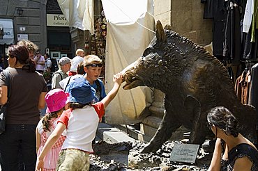 Il Porcellino, rubbing the nose of the wild boar statue will bring you luck and you will return to Florence, Mercato Nuovo, Florence (Firenze), Tuscany, Italy, Europe