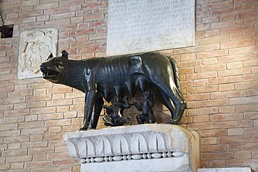 Statue depicting Romulus and Remus and the she-wolf, in the entrance to the Palazzo Pubblico, Siena, Tuscany, Italy, Europe