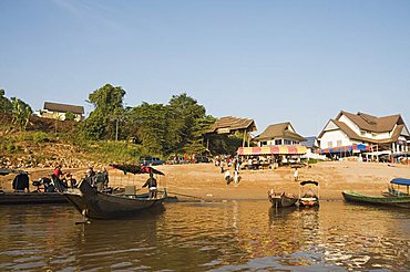 Thai borderpost for crossing the Mekong River for Huay Xai in Laos, at Chiang Khong, Thailand, Southeast Asia, Asia