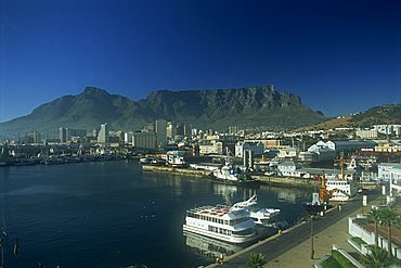 A view of Victoria & Alfred Waterfront with Table Mountain behind, Cape Town, South Africa, Africa