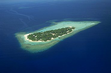 Aerial view of the island of Embudu in the Maldive Islands, Indian Ocean, Asia