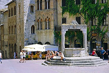 Piazza della Cisterna, San Gimignano, Tuscany, Italy