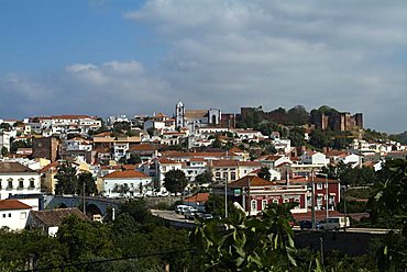 PORTUGAL, ALGARVE, SILVES,  VIEW OF TOWN AND CASTLE