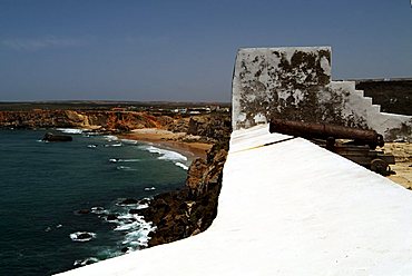 Fortaleza de Sagres, old cannon facing Cabo de Sao Vicente, the most westerly point in Europe, Algarve, Portugal, Europe