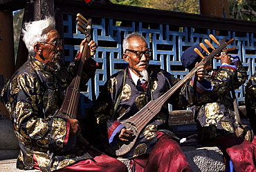 The Naxi orchestra pracisting by the Black Dragon Pool, Lijiang, Yunnan province, China, Asia