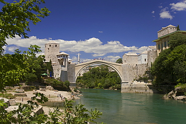 The new Old Bridge over the fast flowing River Neretva, Mostar, Bosnia, Bosnia-Hertzegovina, Europe