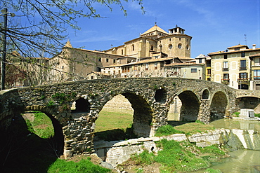 The old bridge and cathedral in the town of Vich (Vic) in Cataluna (Catalonia) (Catalunya), Spain, Europe