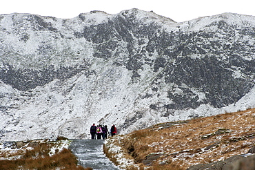 Hikers on the Miner's Track at base of Mount Snowdon in a wintry landscape in the Snowdonia National Park, Gwynedd, Wales, United Kingdom, Europe