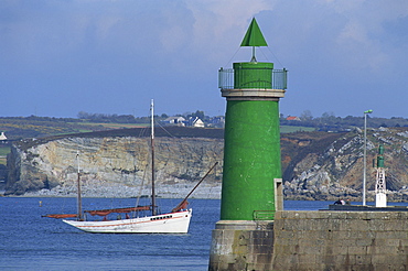 Lighthouse, Camaret, Crozon Peninsula, Finistere, Brittany, France, Europe