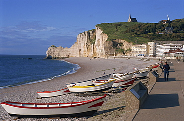 Beach and Falaise d'Amont, Etretat, Cote d'Albatre, Haute Normandie, France, Europe