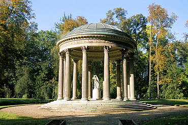 Temple de l'Amour (Temple of Love), Chateau of Versailles, UNESCO World Heritage Site, Les Yvelines, France, Europe