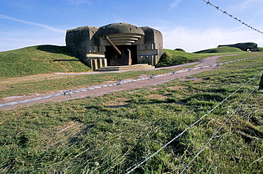 Battery casemate on D-Day coast, dating from Second World War, Longues sur Mer, Calvados, Normandy, France, Europe