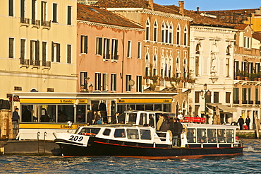 Vaporetto stop on Zattere Quais Dorsoduro, Venice, UNESCO World Heritage Site, Veneto, Italy, Europe