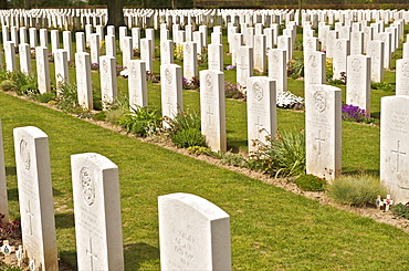 Graves in the Bayeux War Cemetery, largest British Cemetery of the Second World War, Bayeux, Calvados, Normandy, France, Europe