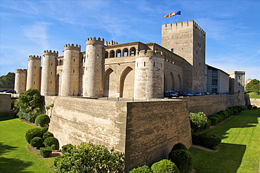 Fortified walls and towers of the Aljaferia palace dating from the 11th century, Saragossa (Zaragoza), Aragon, Spain, Europe