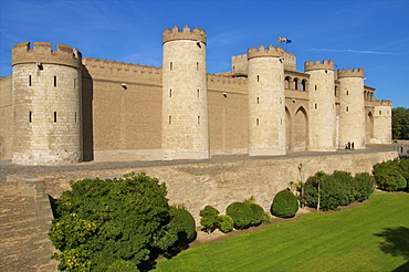 Fortified walls and towers of the Aljaferia palace dating from the 11th century, Saragossa (Zaragoza), Aragon, Spain, Europe