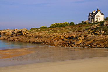 House above spectacular rocks along the Cote de Granit Rose (Pink Granite Coast) at Ploumanach, Cotes d'Armor, Brittany, France, Europe