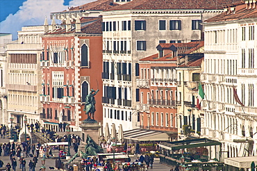 Bronze statue of Vittorio Emanuele by San Marco canal, with restaurants and tourists, San Marco Quarter, Venice, UNESCO World Heritage Site, Veneto, Italy, Europe