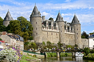 Josselin Chateau castle facade, dating from the 16th century and Saint Croix bridge over Oust River, Josselin, Morbihan, Brittany, France, Europe