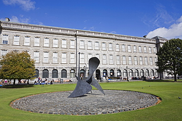 Fellows Square with modern sculpture in front of Old Library, Trinity College, Dublin, Republic of Ireland (Eire), Europe