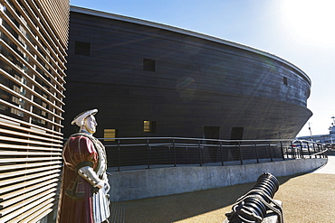 Statue of Henry VIII outside the new Mary Rose Museum, Portsmouth Historic Dockyard, Portsmouth, Hampshire, England, United Kingdom, Europe