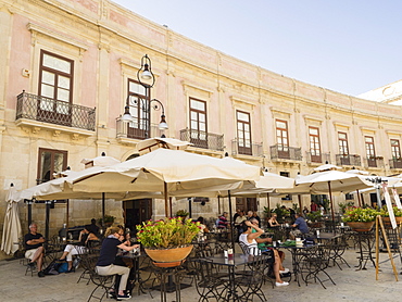 Cafe in Cathedral Square, Ortigia, Syracuse, Sicily, Italy, Europe